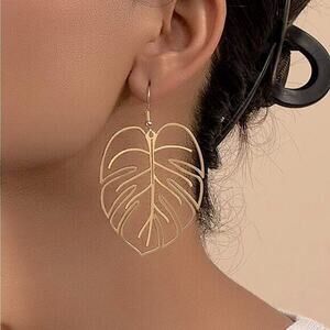 BEAUTIFUL Hollow Lead Gold Earrings